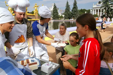Ice cream holiday at Russia’s Main Exhibition. Кадр 8