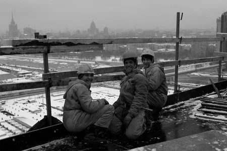 Люди труда на стройках Москвы. Кадр 4