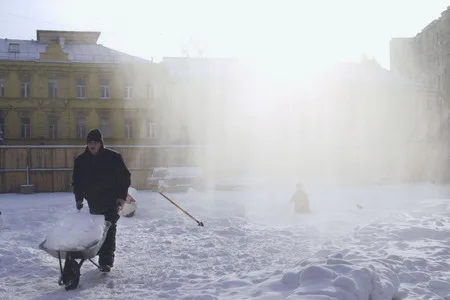 Snow people. Кадр 9