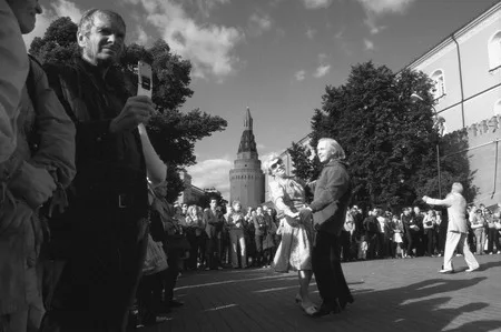 Dancing at Alexandrovsky Garden. Кадр 4