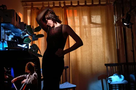 The girl and the TV. Кадр 11