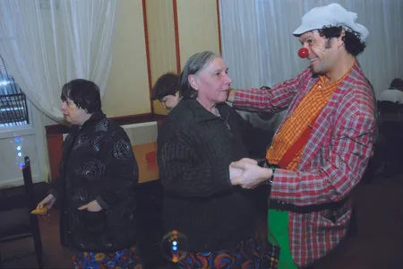 Детский праздник в недетском доме. Кадр 1