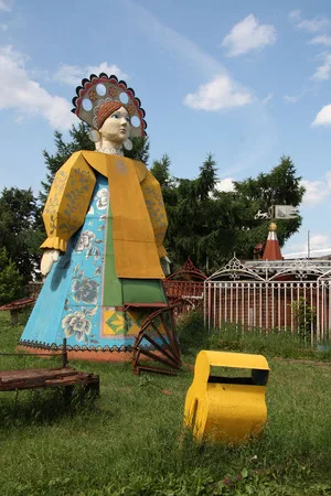Сказочные персонажи в городе. Кадр 5