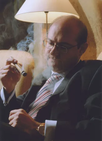 Gentlemen choose cigars. Кадр 3