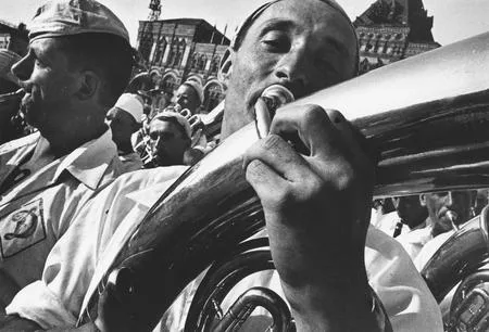 Photorelay race. From Rodchenko up to now. Кадр 1