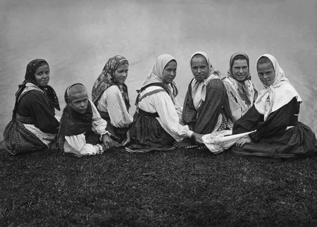 Closer to the body. Russian costume in photographs XIX — XXI centuries. Кадр 1