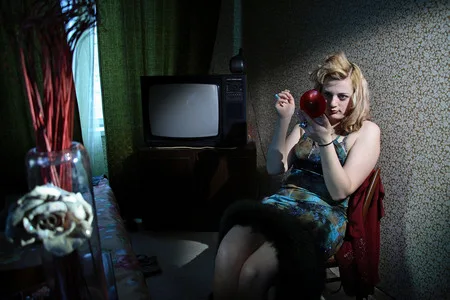 The girl and the TV. Кадр 17