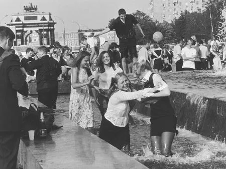 Выпускники 2003 года на Поклонной горе. Москва. Кадр 6