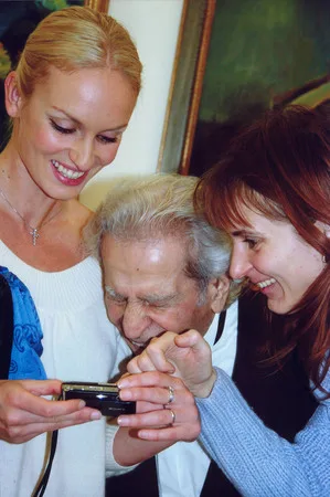 Anniversary. Even at the age of 90 the artist Nickolai Nikogosyan enjoys great popularity among women. Кадр 8