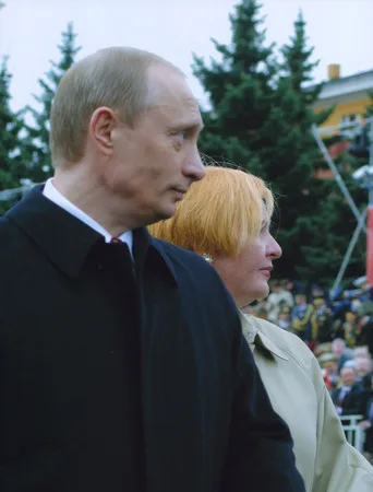 Political high society. A triptych.. Кадр 1