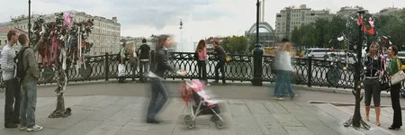People in the city. Кадр 6