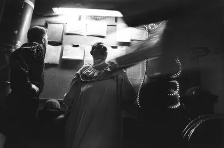 About the Circus. Кадр 4