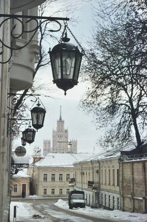 В центре. Кадр 4