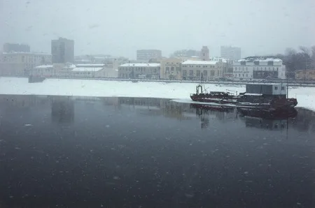 City — ice, river. Кадр 5