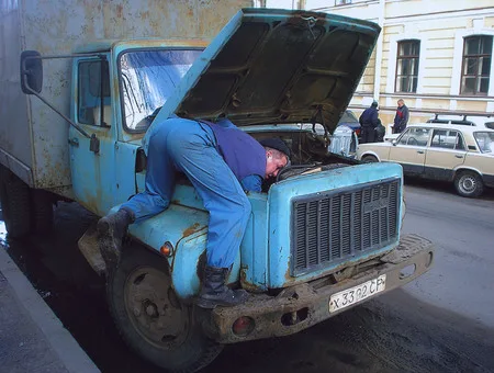 Man and automobile. Кадр 5