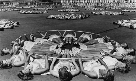 Soviet photography. 1920-30s, From Pictorialism and Constructivism to Social realism. Кадр 15