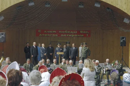 В городском саду играет духовой оркестр. Кадр 8