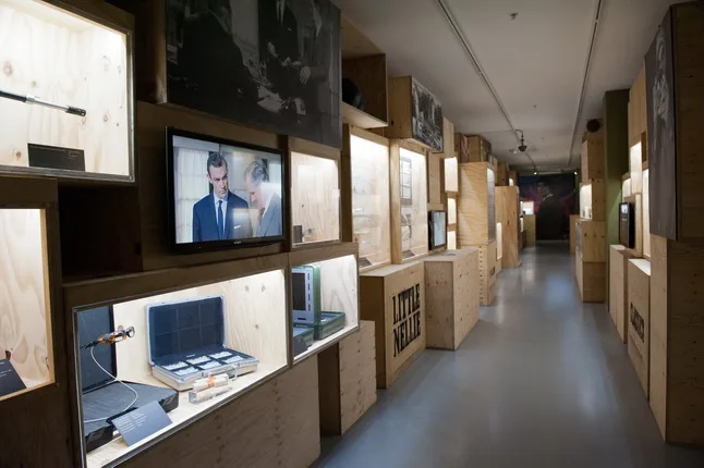 Designing 007: Fifty Years of Bond Style. Кадр 10