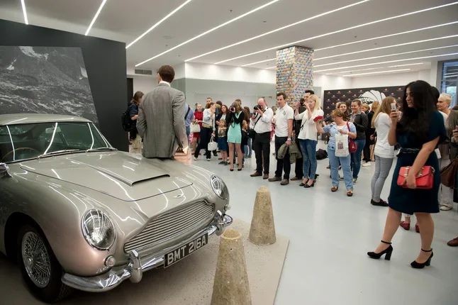 Designing 007: Fifty Years of Bond Style. Кадр 2