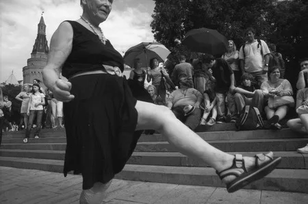 Dancing at Alexandrovsky Garden. Кадр 1