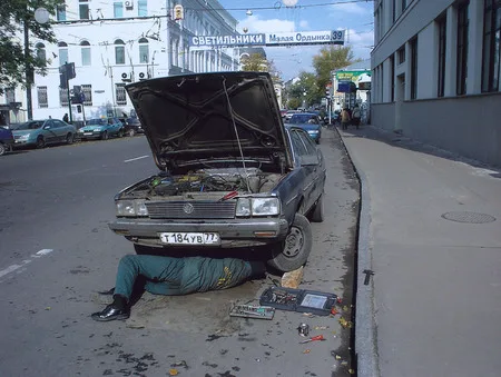 Man and automobile. Кадр 1