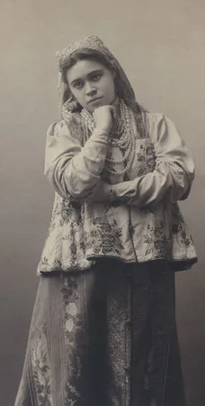 Closer to the body. Russian costume in photographs XIX — XXI centuries. Кадр 10