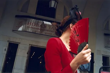 People in red. Кадр 5