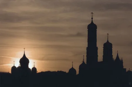 In evening gold. Кадр 7