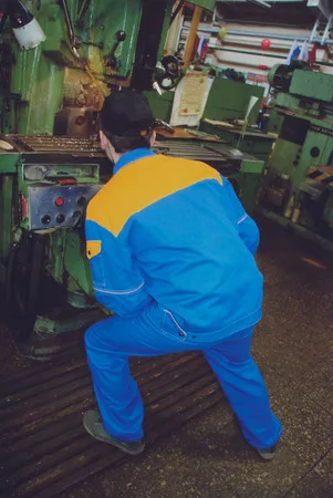 Moscow craftsmen. Competition of professional skills 2009 among turners, millers and locksmiths. Кадр 8