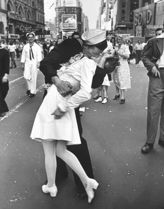The Father of Photojournalism. Кадр 1