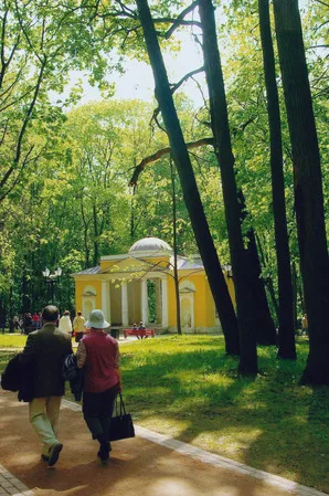 People at Tzaritzyno. Кадр 2