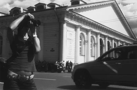 Beautiful people in a beautiful city. Кадр 16