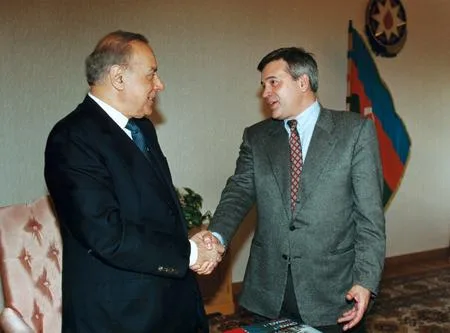 Different days. Different meetings. Кадр 7