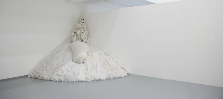 Двенадцать, дерево, дельфин, нож, чаша, маска, кристалл, кость и мрамор: слияние. Исследование материалов. Кадр 22