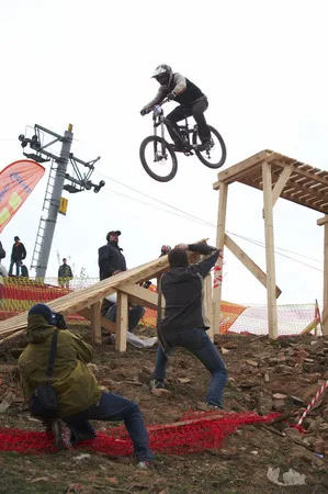 Bicycles. Кадр 4