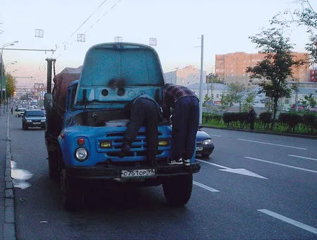 Man and automobile. Кадр 2