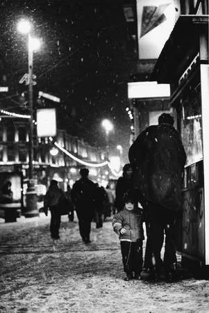The Tverskaya street through night and a snow. Кадр 10