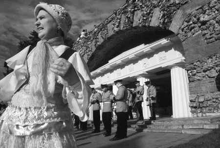 Dancing at Alexandrovsky Garden. Кадр 11