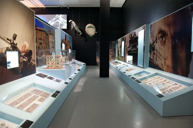 Designing 007: Fifty Years of Bond Style. Кадр 23