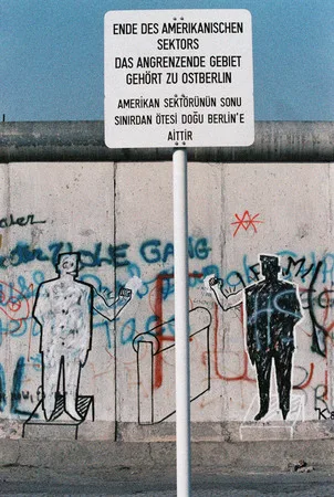 The fall of the Berlin wall. Кадр 17