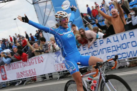 Goal is finish. World junior championship in cycle racing in Moscow. Кадр 4
