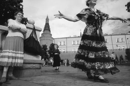 Dancing at Alexandrovsky Garden. Кадр 6