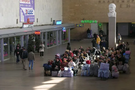 People of the train station. Кадр 14