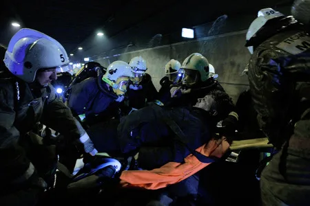 Exercises for the men with helmets. Кадр 6