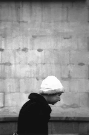 Some minutes of looking over passers-by. Кадр 1