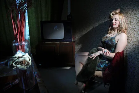 The girl and the TV. Кадр 10