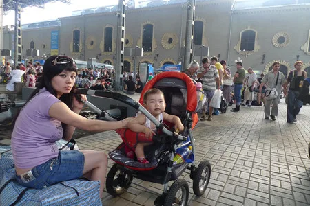 People of the train station. Кадр 6