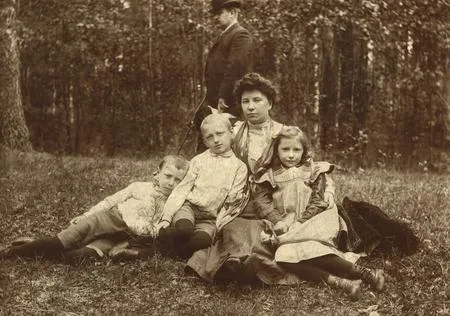 Family portrait of XIX century. Кадр 1