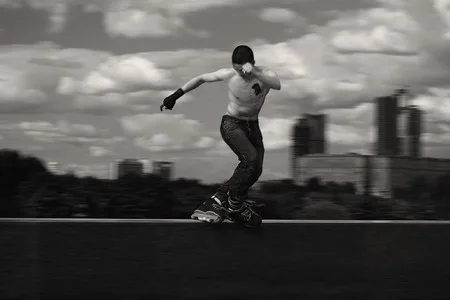 Sliding on the edge. Кадр 2