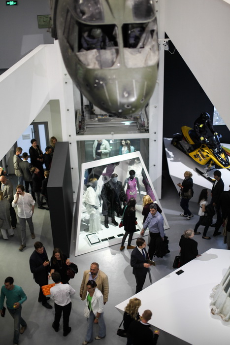 Designing 007: Fifty Years of Bond Style. Открытие, кадр 18